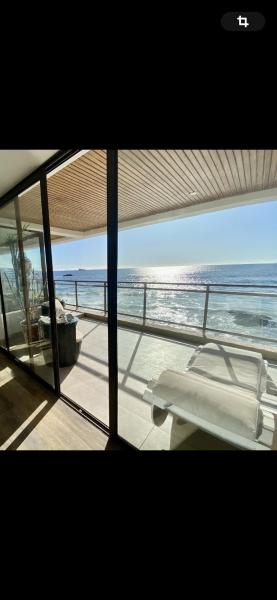 Habitación de lujo sobre el mar